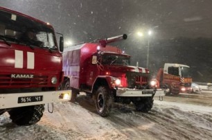 Из снежных заносов вытащили 13 "скорых" и 10 автобусов