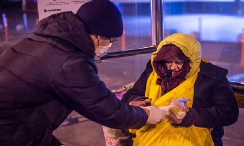 В столице волонтеры УПЦ ежедневно кормят замерзших бездомных и приглашают киевлян подключиться