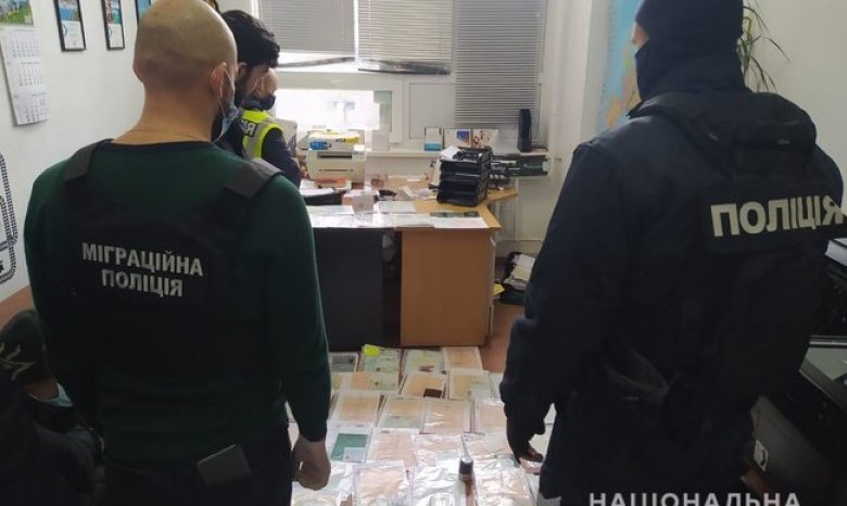 Полиция разоблачила схему незаконной легализации иностранцев на территории Украины