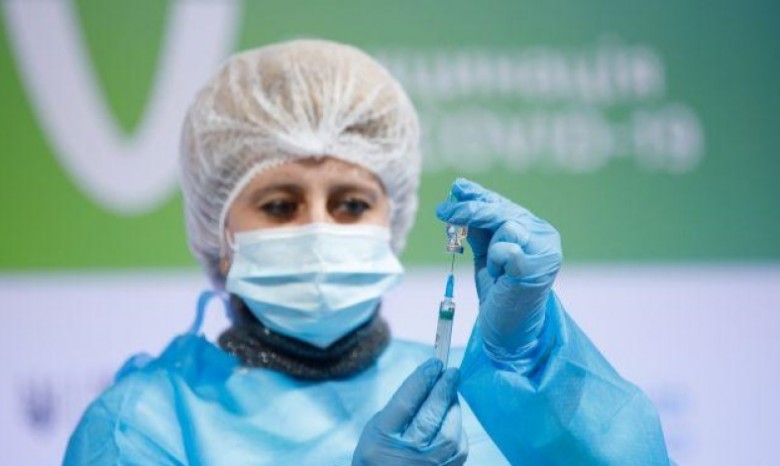 Взяли паузу: почему в мире прекращают вакцинацию AstraZeneca и как быть Украине