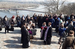 В Киеве на Владимирской горке верующие УПЦ молились, чтобы власти отменили дискриминационные законы против церкви
