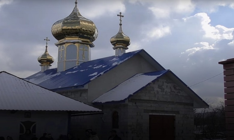 На Буковине верующие построили новый храм УПЦ вместо захваченного ПЦУ