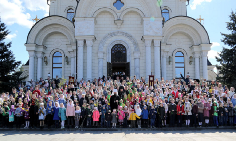 В Горловке более 500 детей молились на Литургии в соборе УПЦ