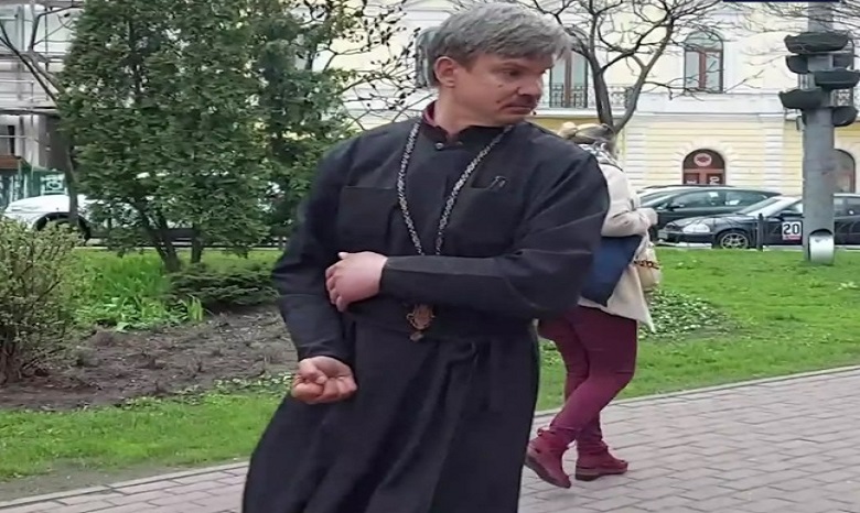 «Ударил девушку и мог присвоить рясу». Подробности о скандальном «священнике» в Киеве