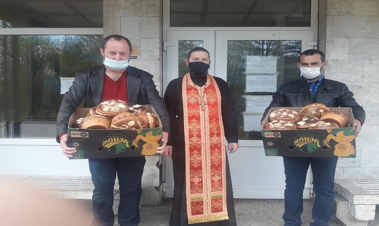 На Закарпатье УПЦ передала паски многодетным семьям и нуждающимся