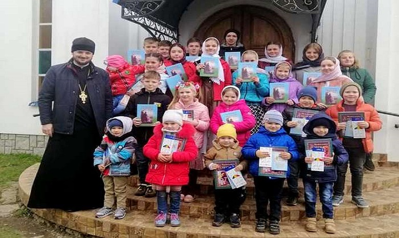 На Ровенщине воспитанники воскресной школы УПЦ передали продукты в дом престарелых
