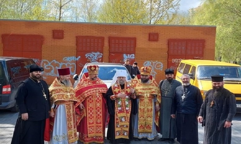 Священники УПЦ повезли Благодатный огонь в зону ООС