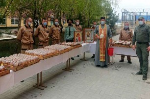 В Запорожской области священник УПЦ поздравил заключенных с праздником Пасхи