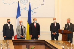 Электровозы, автолестницы и питьевая вода: Украина и Франция заключили соглашения на 1,3 млрд евро