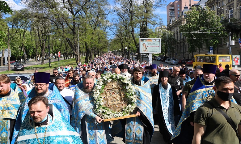 В Днепре состоялся крестный ход УПЦ с чудотворной Почаевской иконой