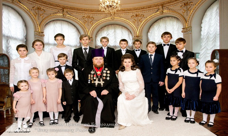 28 детей за 28 лет брака - В Одессе священник УПЦ создал православный центр для приемных детей