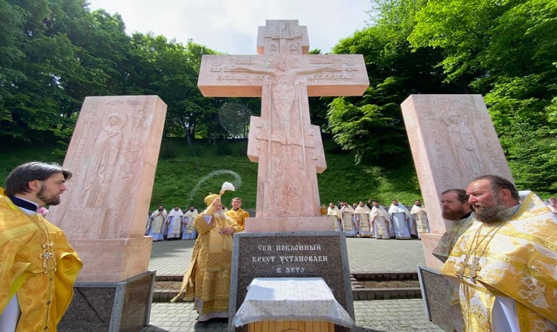 На Закарпатье в Кирилло-Мефодиевском монастыре УПЦ освятили поклонный крест