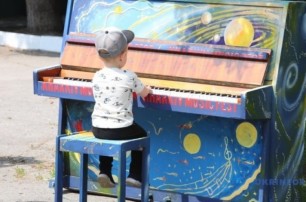 На улицах Харькова установили арт-пианино – могут играть все желающие