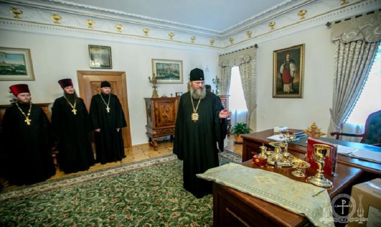 Управделами УПЦ передал настоятелям захваченных храмов Тернопольской епархии церковную утварь для богослужений