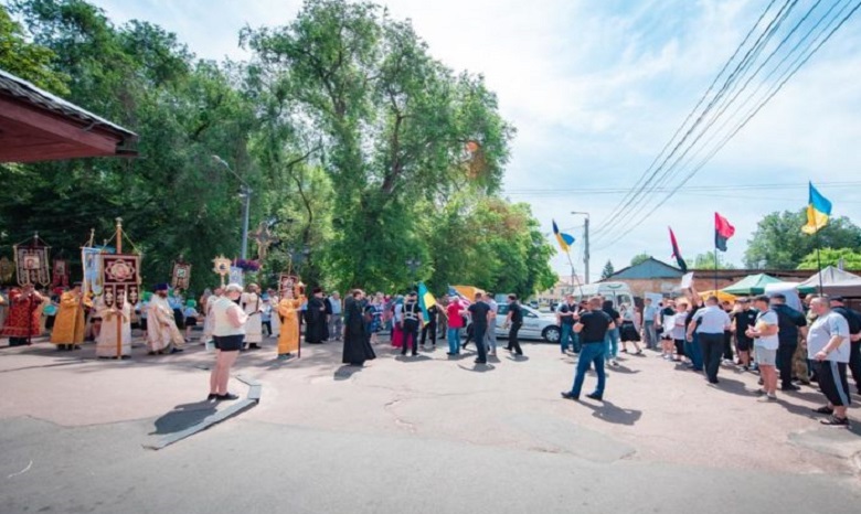 На Черниговщине радикалы напали на верующих УПЦ во время крестного хода