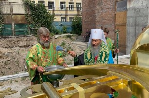 В Киеве Предстоятель УПЦ освятил накупольные кресты для Троицкого собора