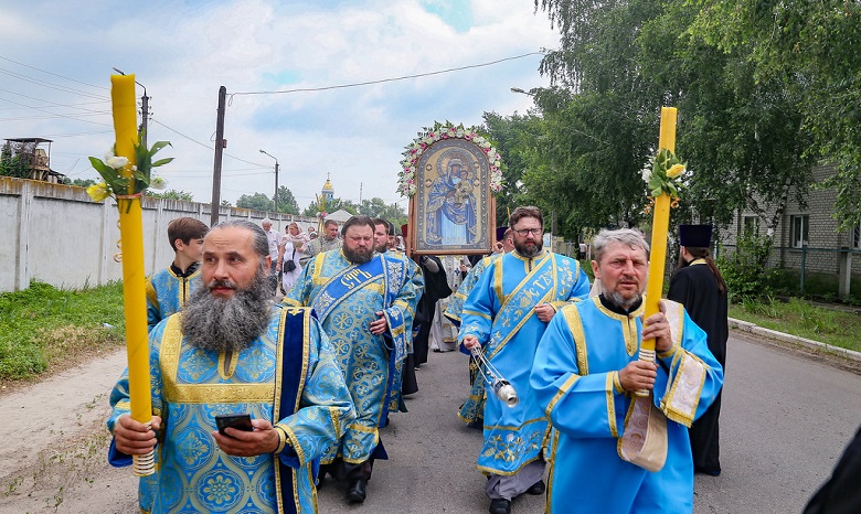 В Изюме верующие УПЦ прошли крестным ходом с чудотворной Песчанской иконой Богородицы