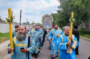 В Изюме верующие УПЦ прошли крестным ходом с чудотворной Песчанской иконой Богородицы