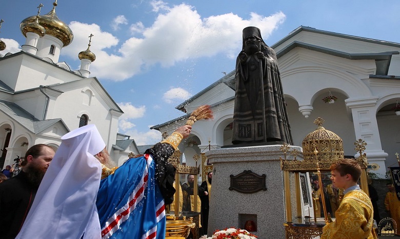 В скиту Святогорской лавры УПЦ освятили памятник православному подвижнику - святителю Иоанну Шанхайскому и Сан-Францисскому