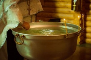 Священник УПЦ объяснил, зачем перед таинством крещения освящают воду