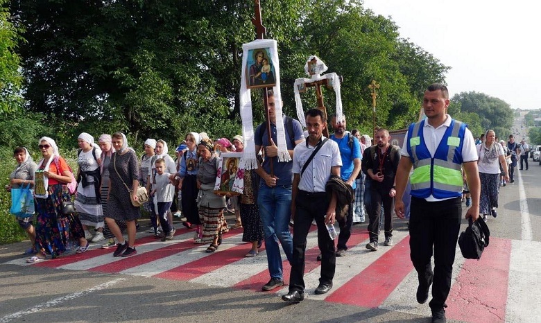 На Буковине ко дню памяти Царской семьи верующие УПЦ прошли 25 км крестным ходом