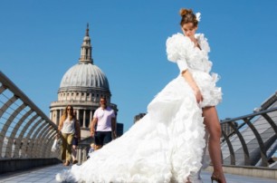 В Британии сшили свадебное платье из медицинских масок