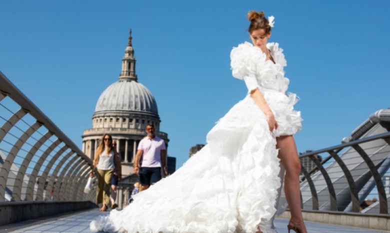 В Британии сшили свадебное платье из медицинских масок