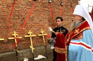 На Буковине освятили купола и кресты для храма, который УПЦ строит вместо захваченного ПЦУ