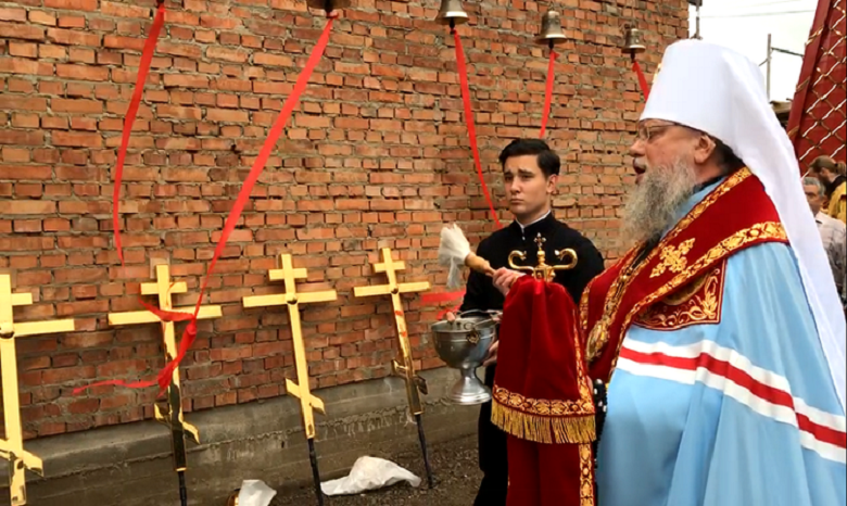 На Буковине освятили купола и кресты для храма, который УПЦ строит вместо захваченного ПЦУ