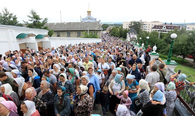 На Тернопольщине тысячи верующих УПЦ прошли крестным ходом по пути перенесения Почаевской иконы