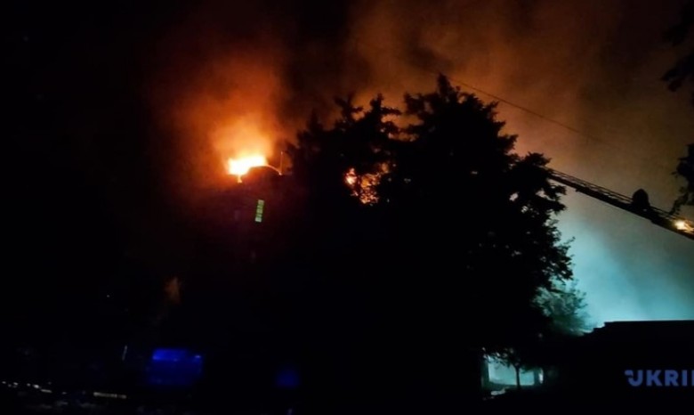 В Запорожье горел многоэтажный дом, пламя тушили полсотни спасателей