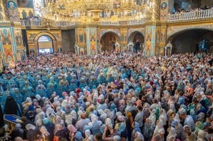 В Почаеве тысячи верующих УПЦ отмечают праздник чудотворной иконы Богородицы
