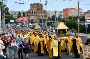 В Луцке тысячи верующие УПЦ прошли крестным ходом со святынями
