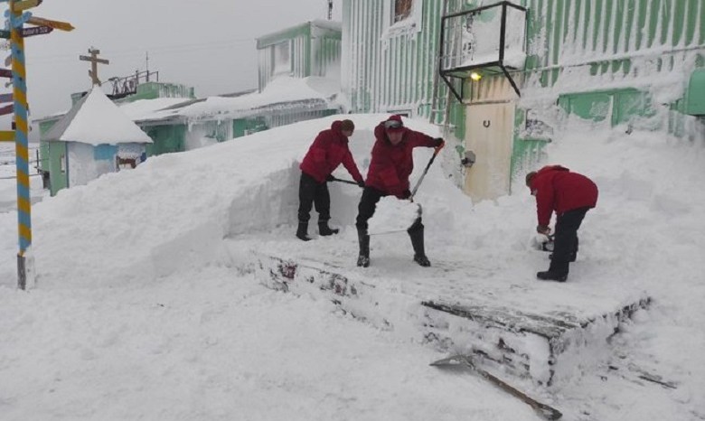 В Антарктиду пришла зима: украинских полярников заметает снегом