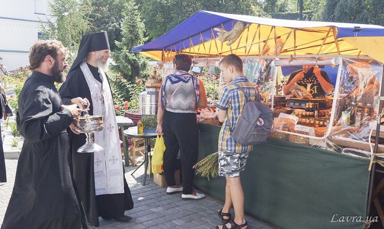 В Киево-Печерской лавре до 22 августа проходит православная ярмарка «Медовый спас»