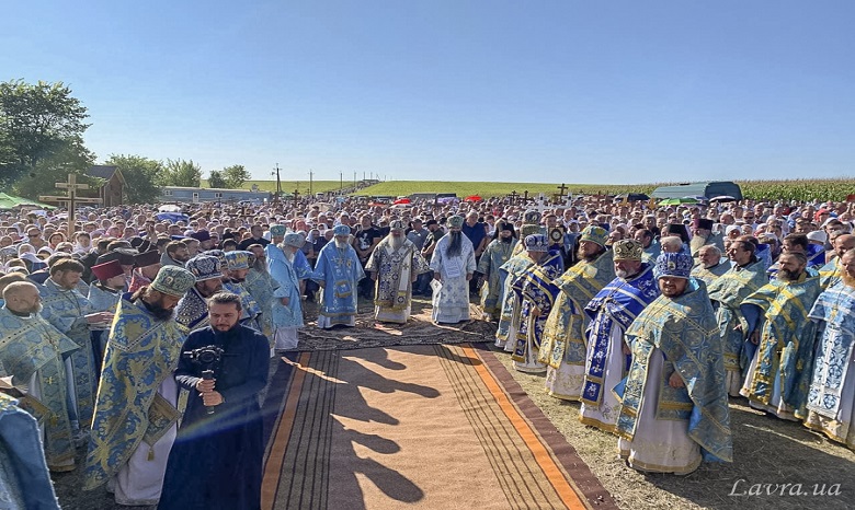 На Виннитчине тысячи верующих УПЦ прошли крестным ходом в Иосафатову долину
