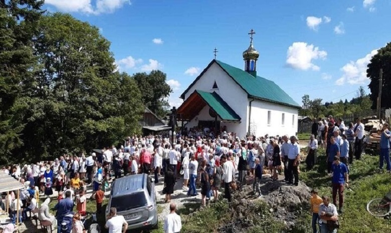 На Закарпатье освящен храм УПЦ вместо захваченного активистами ПЦУ