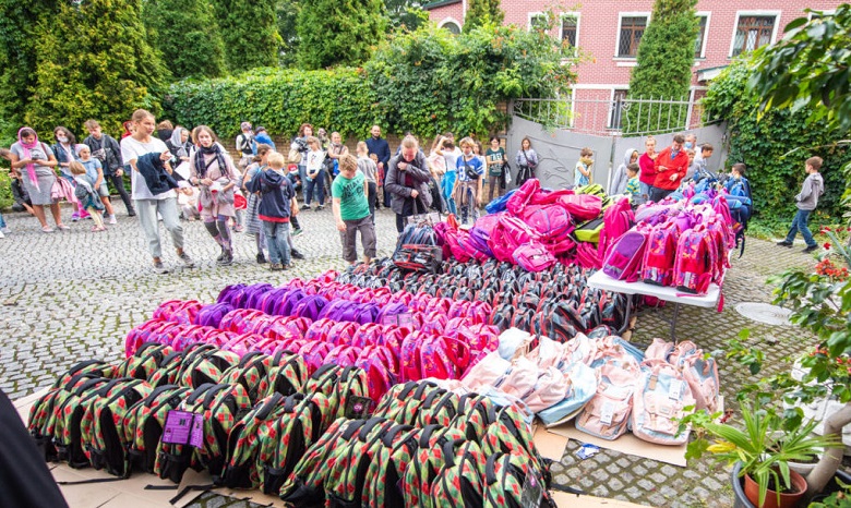 В Киево-Печерской лавре на благотворительной акции УПЦ 800 детей получили «рюкзачки милосердия»