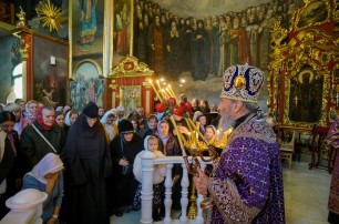 В Киево-Печерской лавре верующие УПЦ празднуют Воздвижение Креста Господнего