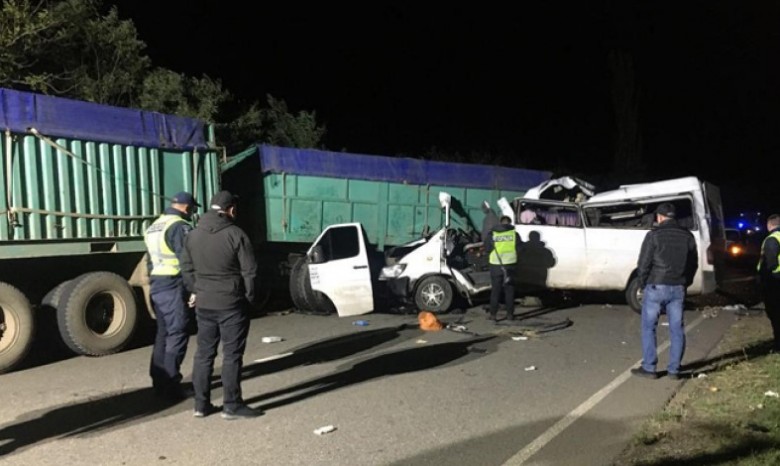 Микроавтобус и две фуры столкнулись на Николаевщине: 4 погибших