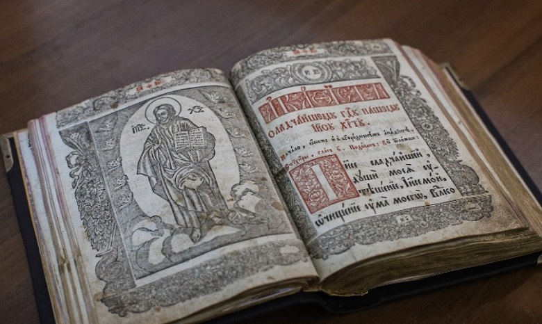 В музей Киевских духовных школ пожертвовали богослужебные реликвии XVIII века
