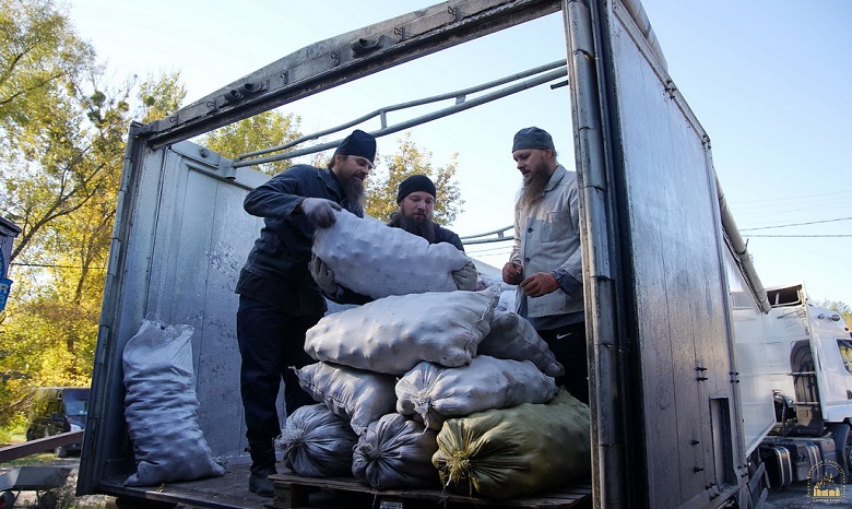 Волынская и Ровенская епархии УПЦ передали сто тонн гуманитарной помощи в Святогорскую лавру