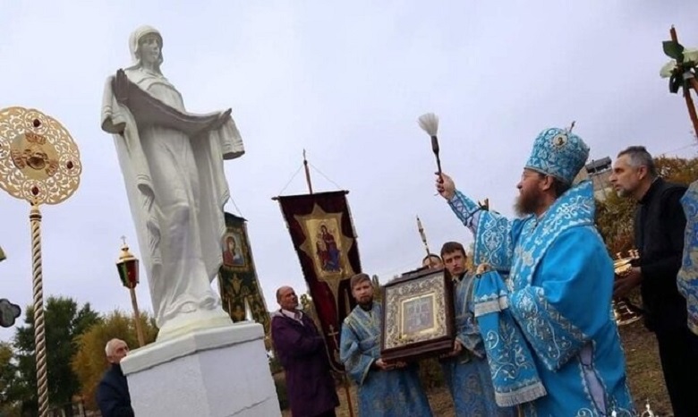 В Северодонецке УПЦ освятили памятный знак в честь Покровы