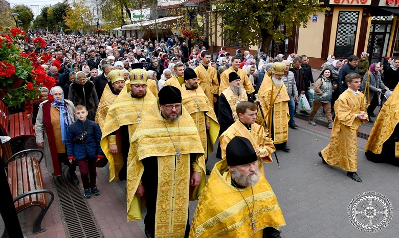 В Луцке тысячи верующих УПЦ прошли крестным ходом в честь Собора Волынских святых