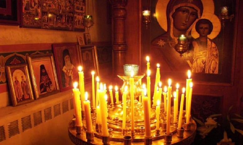 В УПЦ объяснили, зачем ставить свечи перед иконами