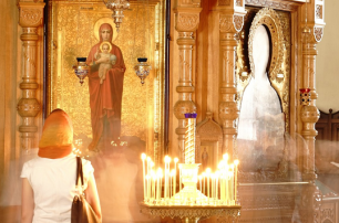 Священник УПЦ рассказал, почему православные молятся перед иконами