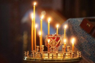 Священник УПЦ рассказал о традиции ставить свечи в храме
