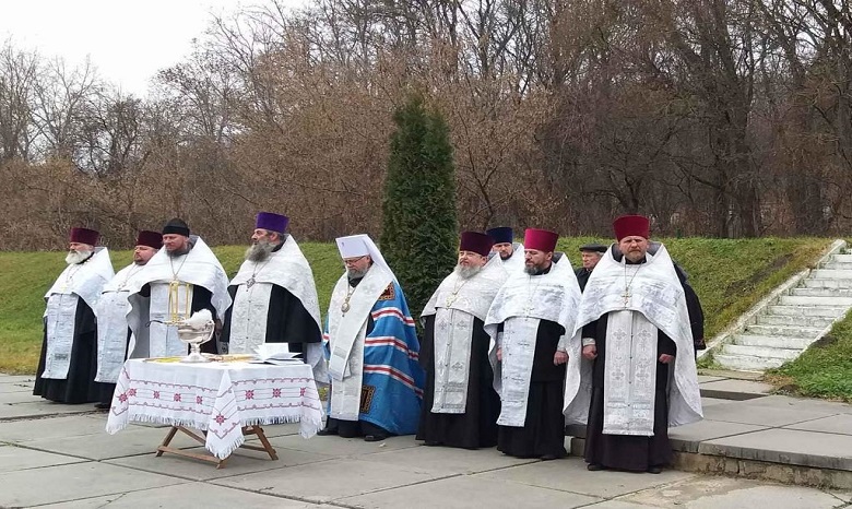 На Киевщине митрополит УПЦ перезахоронил 36 воинов ВОВ
