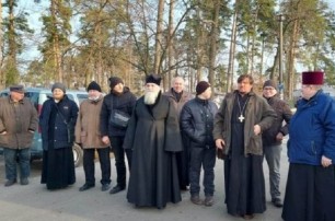 На Киевщине представители ПЦУ и УПЦ КП устроили драку из-за строительства храма