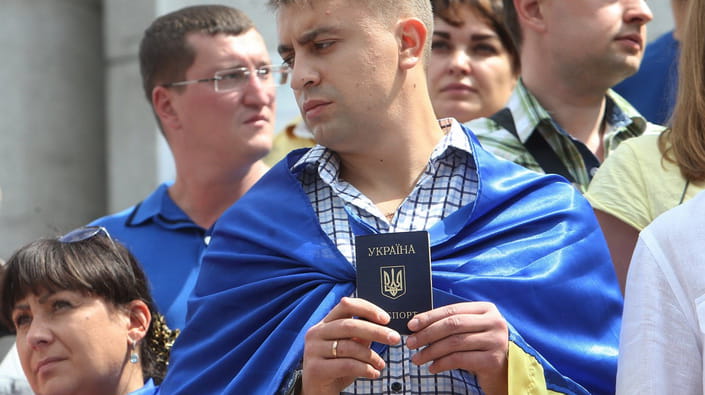 Паспорта для диаспоры и врагов Путина: что меняет Зеленский в правилах гражданства